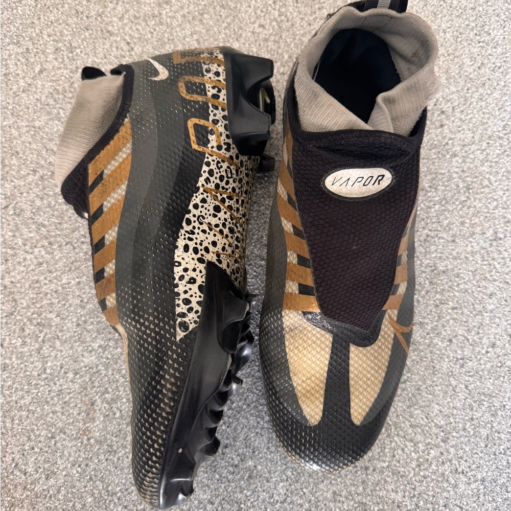Nike Vapor men’s 8 football cleat black and gold